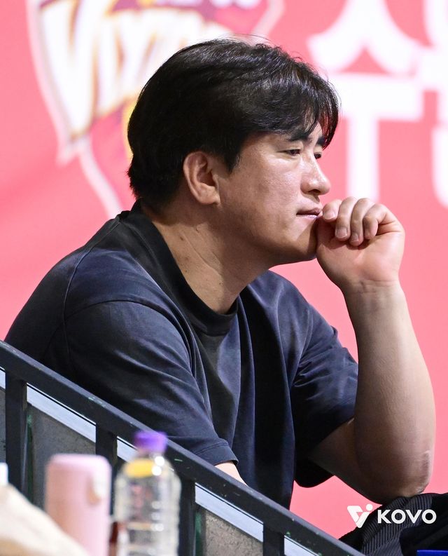 V리그 경기 관전하는 차상현 감독