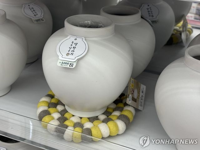 다이소에 진열된 행운 굿즈