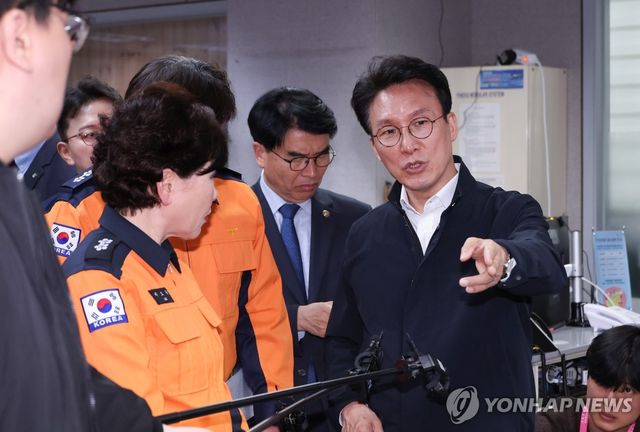응급환자 이송 상황 점검하는 김민석 총리