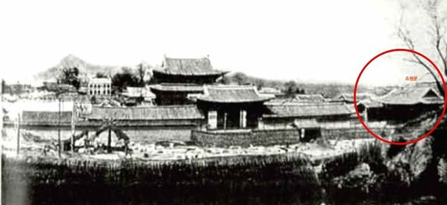1904년 대화재 이전의 경운궁과 조원문