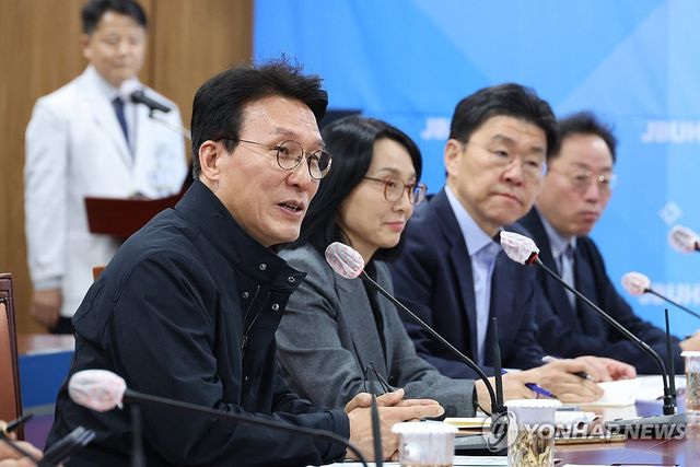 응급환자 진료체계 점검하는 김민석 총리