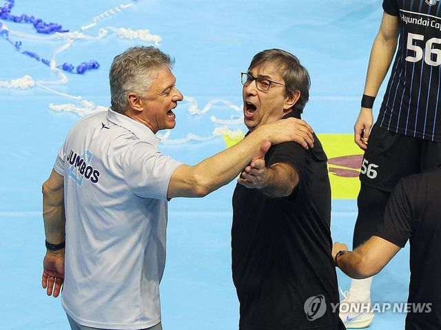 경기 종료 후 비디오 판독 항의하는 현대캐피탈 블랑 감독