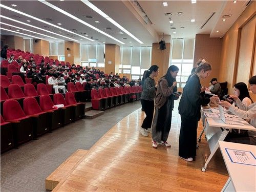 서울출입국청, 9개 대학 찾아 유학생 4천명 외국인등록 지원