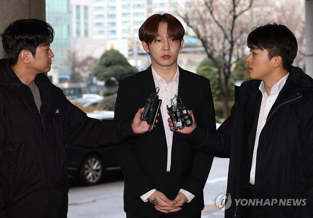 질문 답하는 남태현