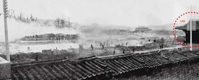 1904년 대화재 이전의 경운궁과 조원문