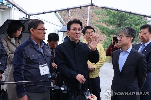 중동사태 영향 건설자재 수급 점검하는 김민석 총리