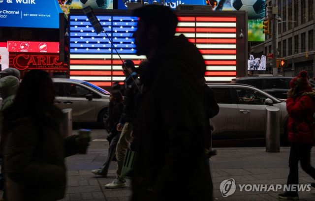 뉴욕 거리를 걷는 시민들 [자료 사진]