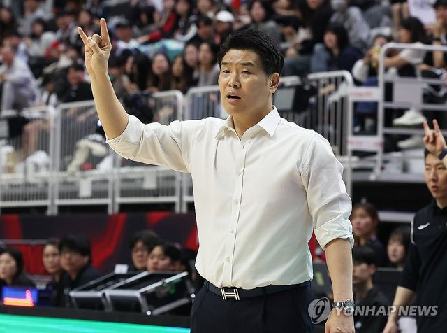 작전 지시하는 조상현 감독