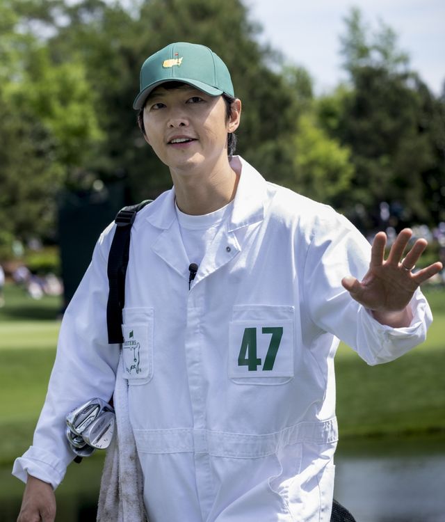 마스터스 파3 대회 캐디로 나선 배우 송중기
