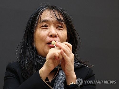 2024년 12월 스웨덴 스톡홀름에서 기자간담회 하는 한강 작가