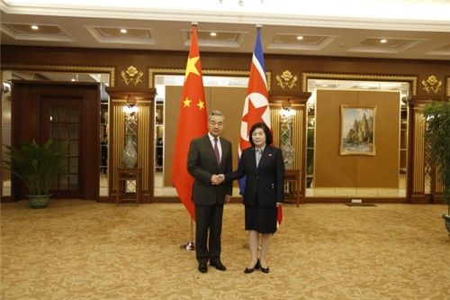 악수하는 왕이 중국 외교부장과 최선희 북한 외무상