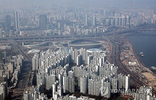 서울 송파구 롯데월드타워에서 바라본 강남3구 아파트 모습. [연합뉴스 자료사진]