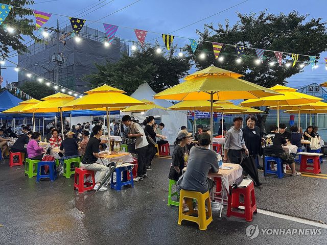 지역 주민과 관광객이 함께…동해시 '불금전파 송정'