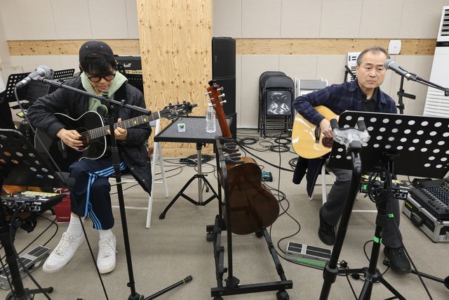 콘서트 준비하는 시인과 촌장