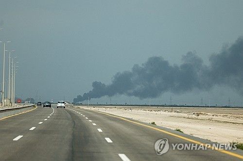 이란의 드론 공격을 받은 뒤 연기가 치솟는 사우디 아람코 정유소