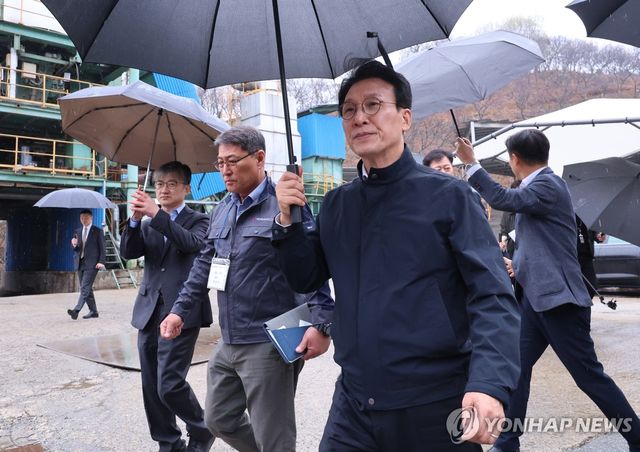 아스콘 생산업체 방문한 김민석 총리