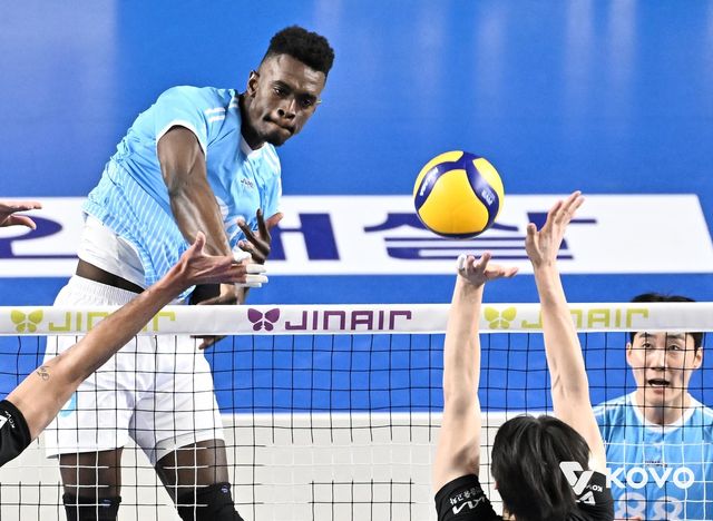 공격하는 대한항공의 마쏘(뒷줄 왼쪽)