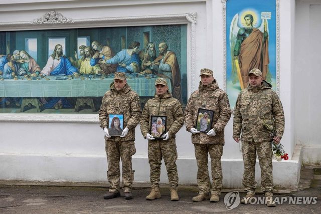 전사자 추모하는 우크라이나 군인들
