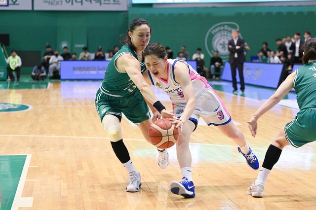 여자농구 하나은행과 삼성생명의 경기 장면