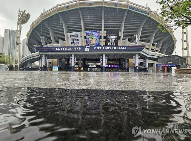 비 내리는 사직야구장