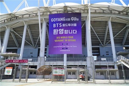 고양종합운동장에 걸린 BTS 월드투어 환영 현수막