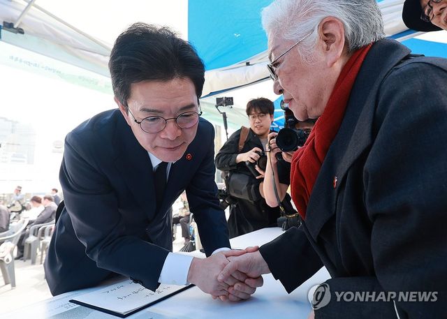 악수하는 정원오 예비후보