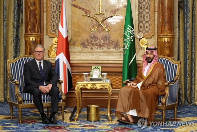 4월 8일 제다에서 만난 키어 스타머(좌) 영국 총리와 무함마드 빈살만 왕세자