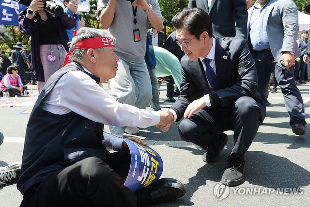 인사 나누는 정원오 서울시장 후보-김동명 한국노총 위원장