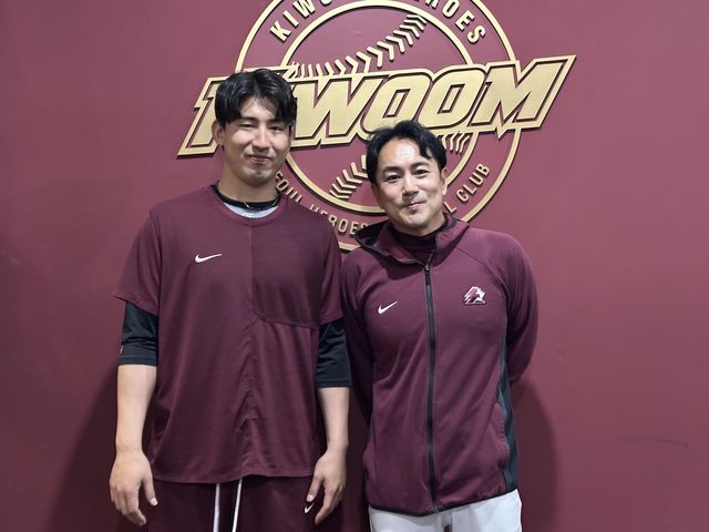 키움 가나쿠보 유토(왼쪽)와 통역 노지마 나오토