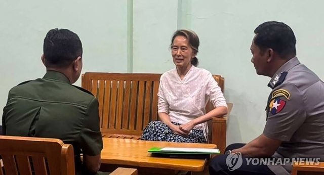 5년 만에 공개된 아웅산 수치 미얀마 국가고문의 모습