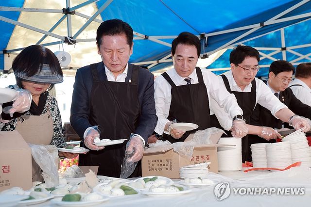 음식 준비하는 민주당 정청래 대표와 박수현 충남지사 후보