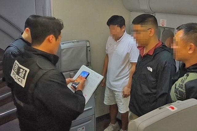 마약 공급책 '청담' 최모씨에 대해 기내에서 체포영장이 집행되는 모습