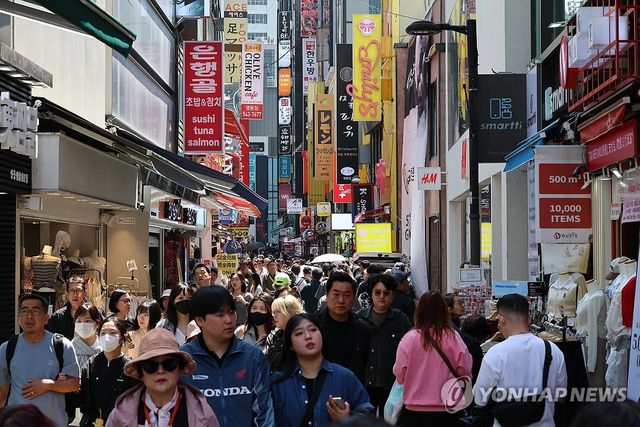 황금연휴 특수, 방한객 몰린다…관련 업계 들썩