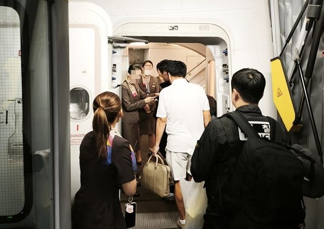 마약 공급책 '청담' 최모씨가 태국 현지에서 한국행 비행기로 송환되는 모습