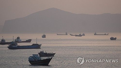 1일 오만 무산담의 호르무즈 해협에 정박한 선박들