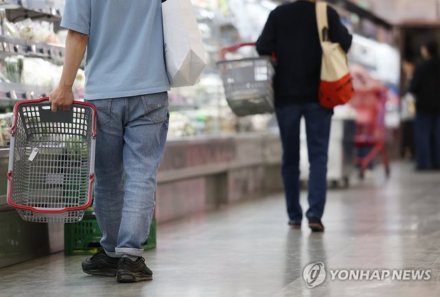 서울 한 대형마트에서 장을 보는 시민들