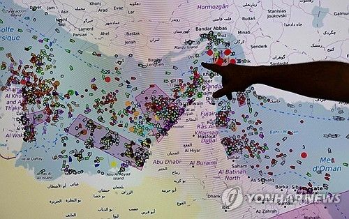 지난달 27일 프랑스 해상 정보·협력·감시 센터의 화면 속 호르무즈 해협 선박들.