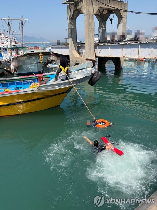 익수자 구조하는 보령해경