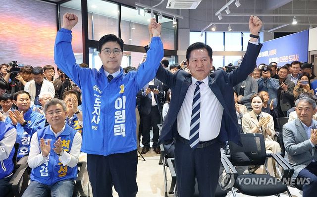 승리 다짐하는 정청래 대표와 이원택 후보