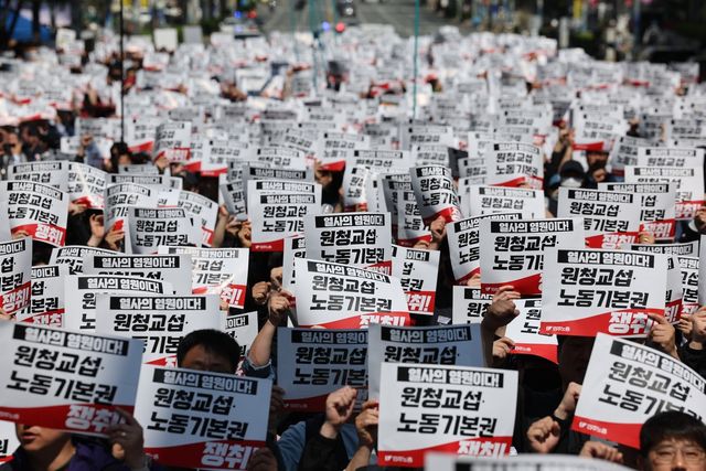 구호 외치는 노동자들