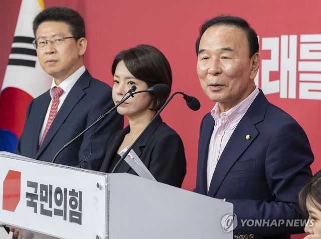 취재진 질문에 답하는 국민의힘 박덕흠 공천관리위원장
