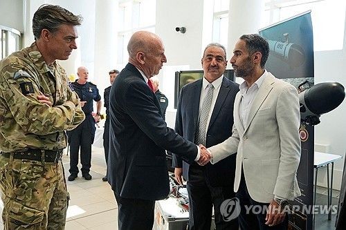 지난달 23일 영국군 노스우드 합동본부에서 힐리 영국 국방장관(왼쪽에서 두번째)이 걸프국 국방 관계자들과 인사하고 있다[로이터 연합뉴스 자료사진. 재판매 및 DB 금지] 