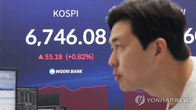 지난달 30일 서울 중구 우리은행 본점 딜링룸 현황판에 표시된 코스피 지수