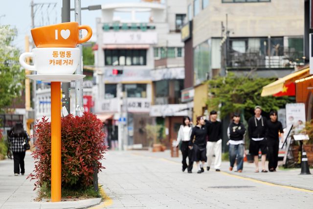 광주 동명동 카페거리 오가는 시민들 