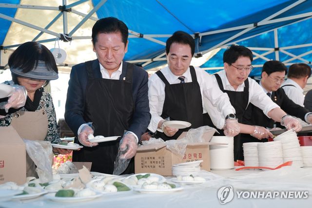 음식 준비하는 정청래 대표와 박수현 충남도지사 후보