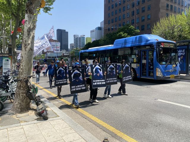 행진하는 비정규직 노동자들
