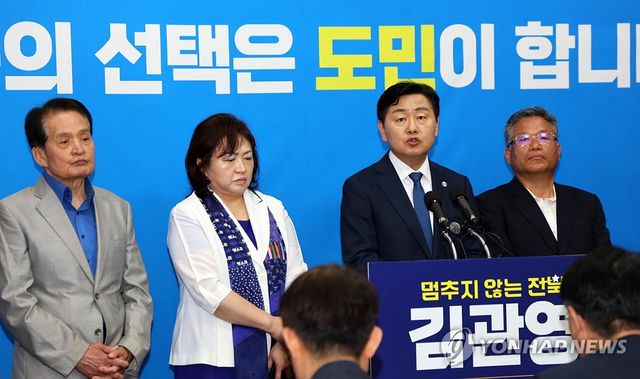 발언하는 김관영