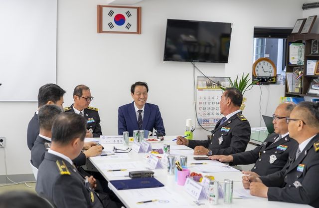 자율방범대와 간담회하는 더불어민주당 우상호 강원도지사 예비후보