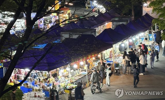 아파트 야시장에 설치된 부스