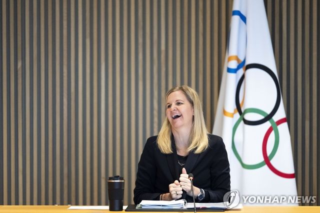 IOC 집행위원회를 앞두고 발언하는 커스티 코번트리 IOC 위원장